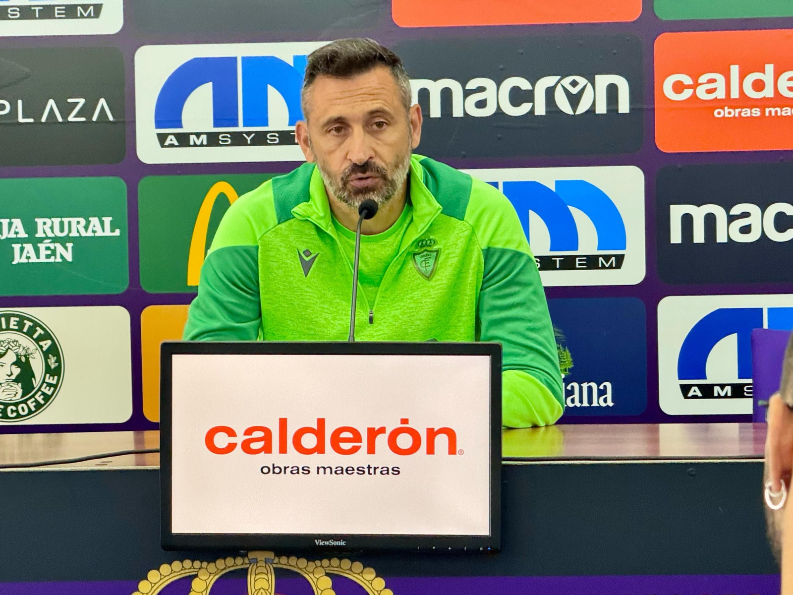 Manolo Herrero atiende a los medios en la rueda de prensa previa al partido de vuelta ante el CD Huétor Tájar. Manolo Herrero atiende a los medios en la rueda de prensa previa al partido de vuelta ante el CD Huétor Tájar.