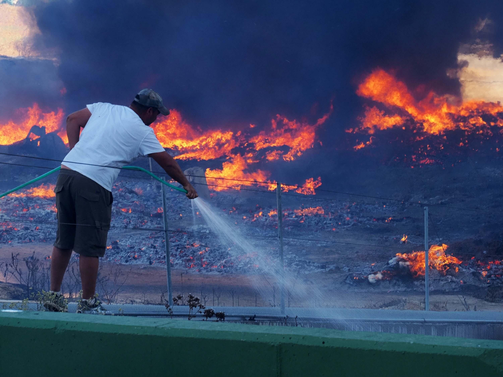 Las imágenes del aparatoso fuego que ha arrasado un vivero en Cartaya