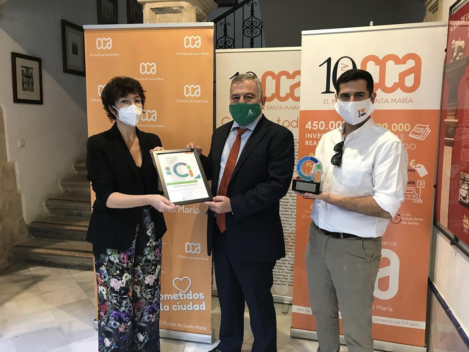 Los responsables del CCA, recogiendo el premio de manos del delegado.