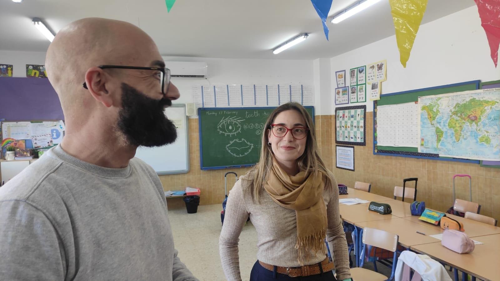 Carlos Verón, monitor del taller, y la concejala de Feminismos, Lorena Díaz