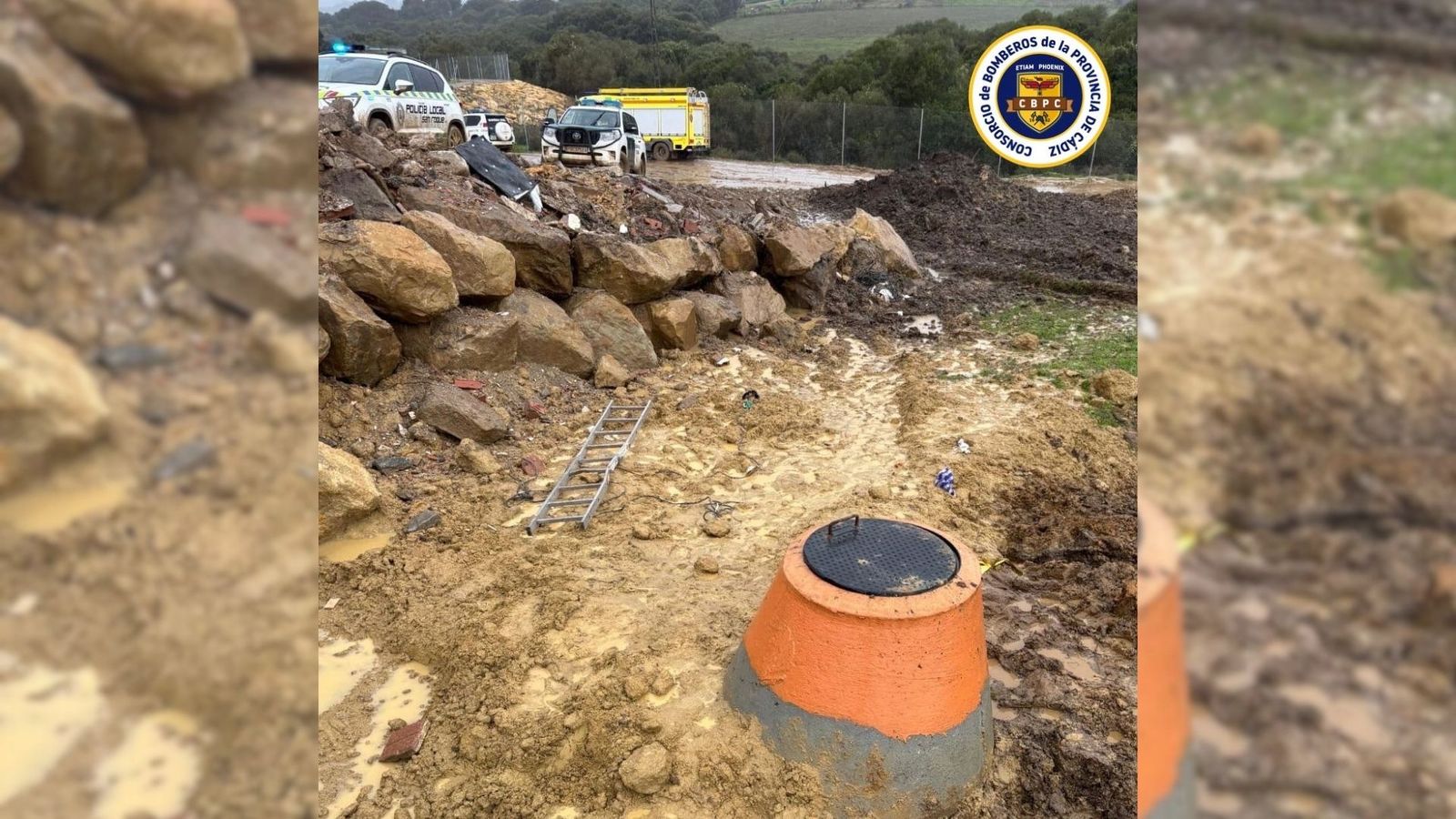 El Consorcio Provincial de Bomberos de Cádiz rescata a dos trabajadores caídos en una fosa séptica en San Roque.