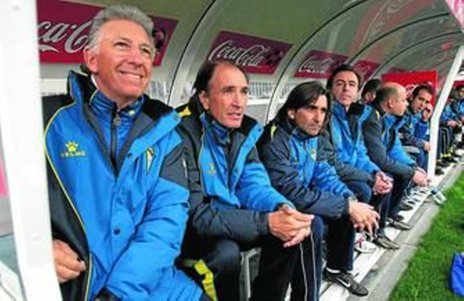 Espárrago (i), junto a Soler y otros miembros del cuerpo técnico que tuvo el equipo amarillo en su última temporada en Primera División.