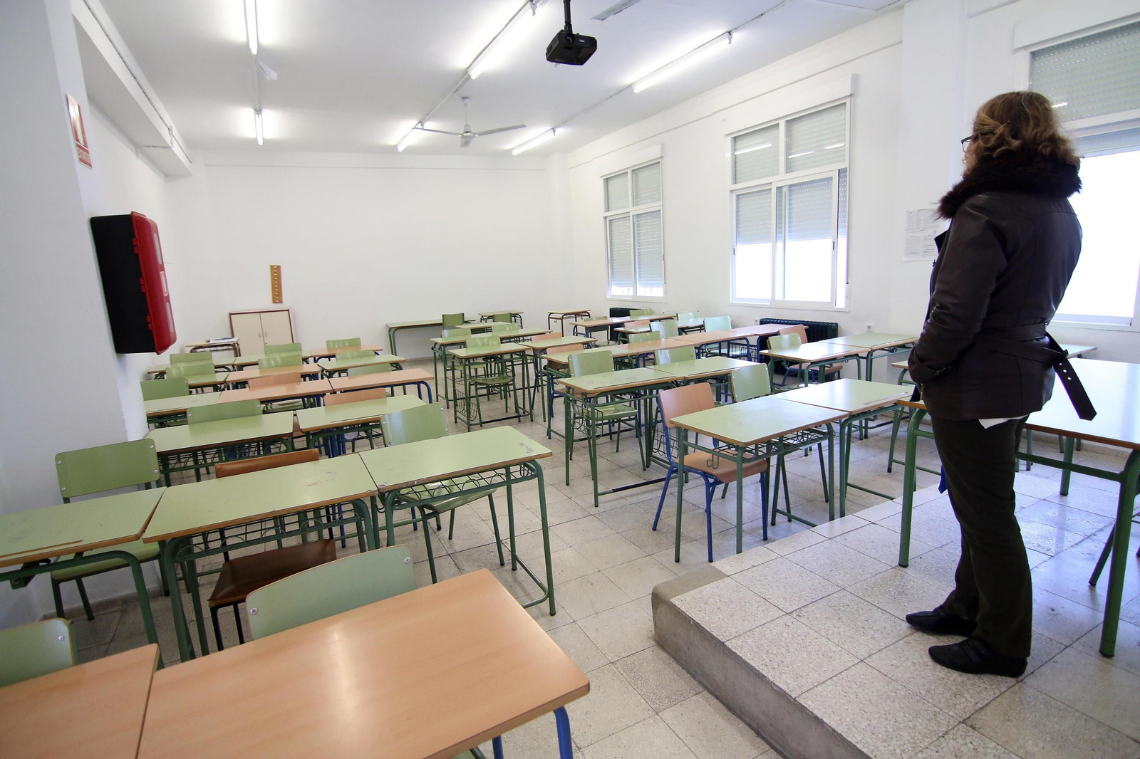 Una profesora observa una de las aulas vacías de Bachillerato en el instituto Luis de Góngora.