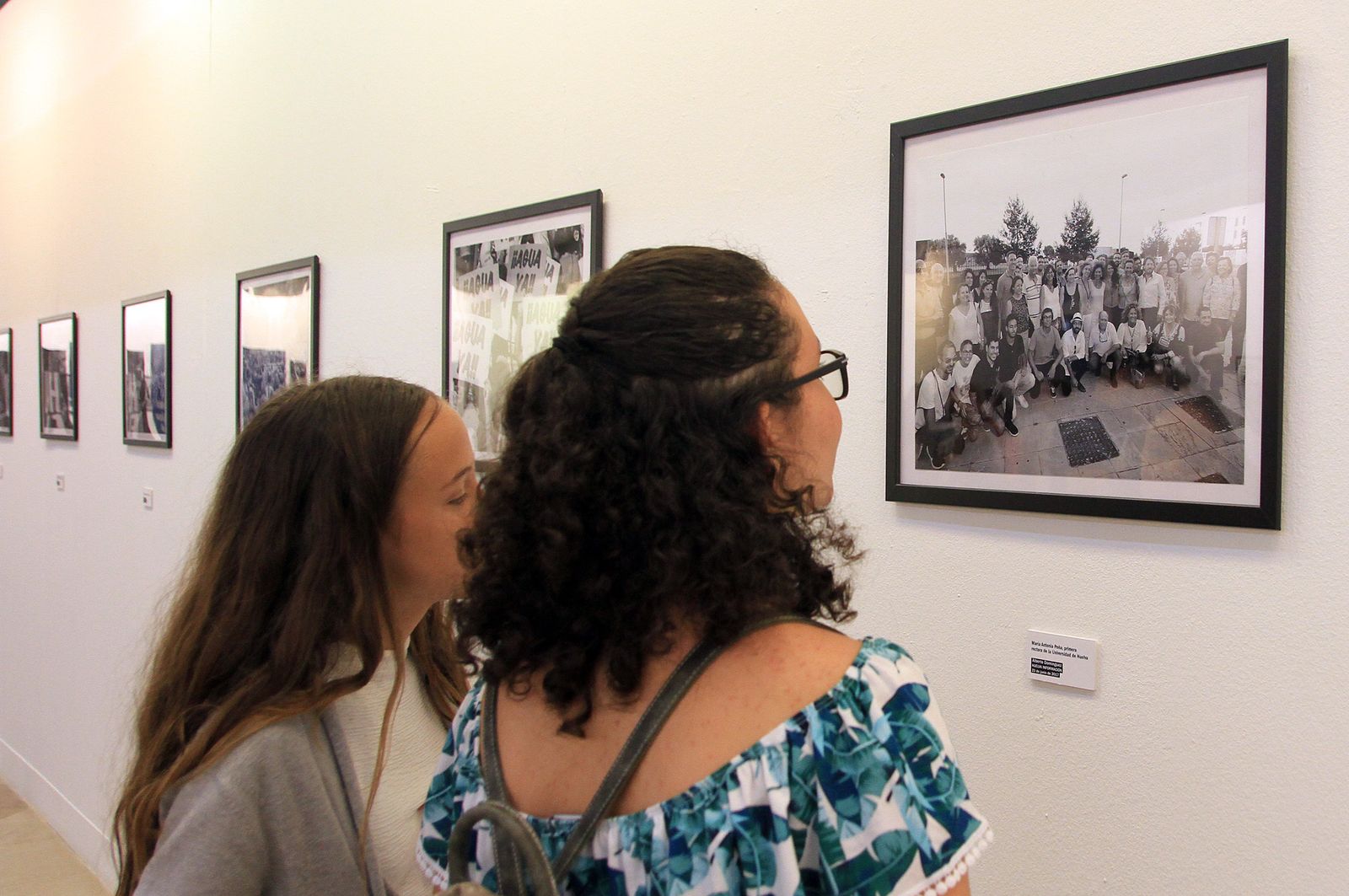 Foto de familia con varios fotógrafos de la provincia junto Gabriel Cruz y Rafael Terán.