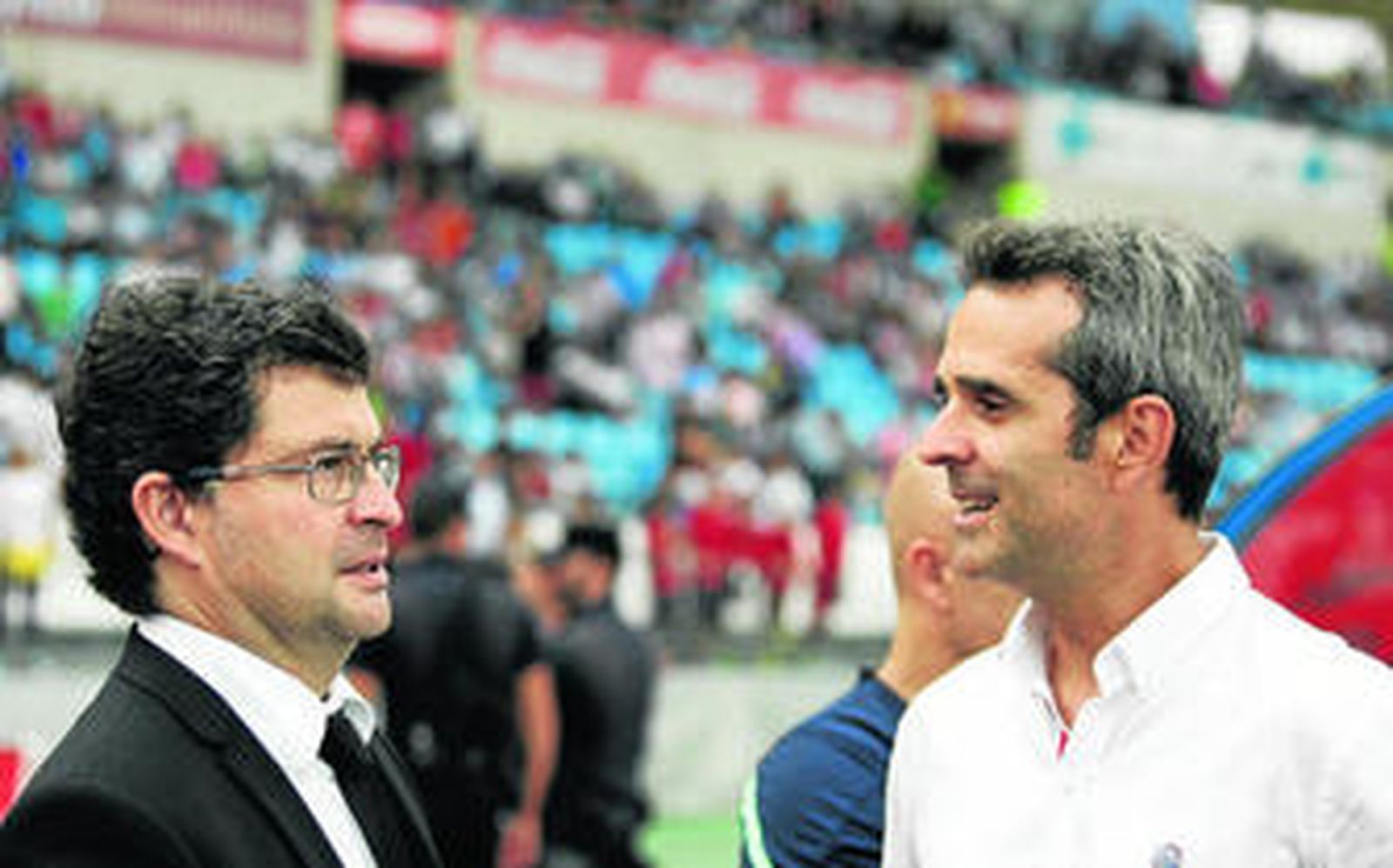 El autor del artículo, médico de la UD Almería -derecha-, saluda a su homólogo en el FC Barcelona ayer en el Mediterráneo.