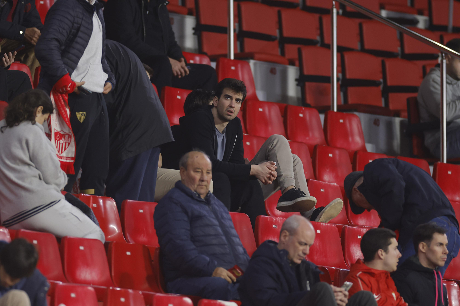 Búscate en las fotos del Sevilla-Fenerbahçe,