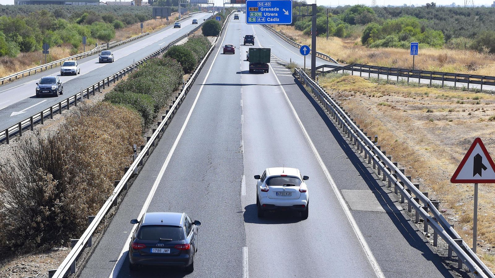 Tráfico de vehículos por la autovía a Madrid. Tráfico de vehículos por la autovía a Madrid.