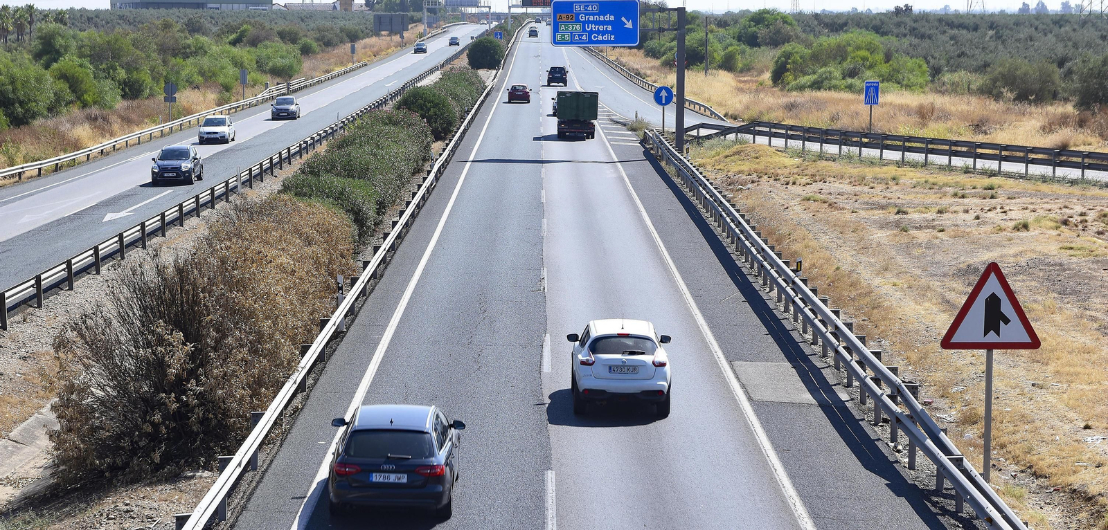 Tráfico de vehículos por la autovía a Madrid.