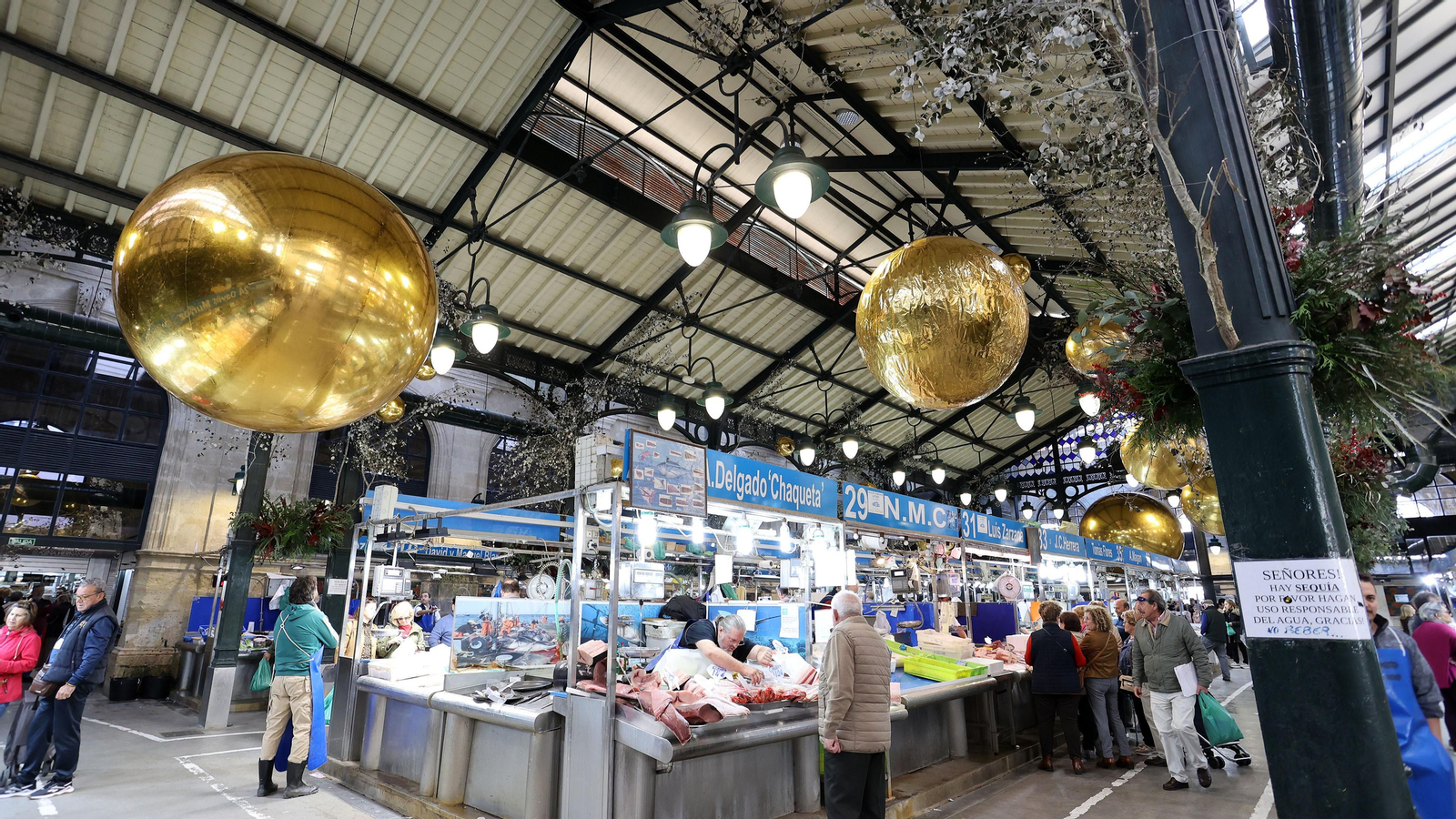 Así luce en Navidad la Plaza de Abastos de Jerez