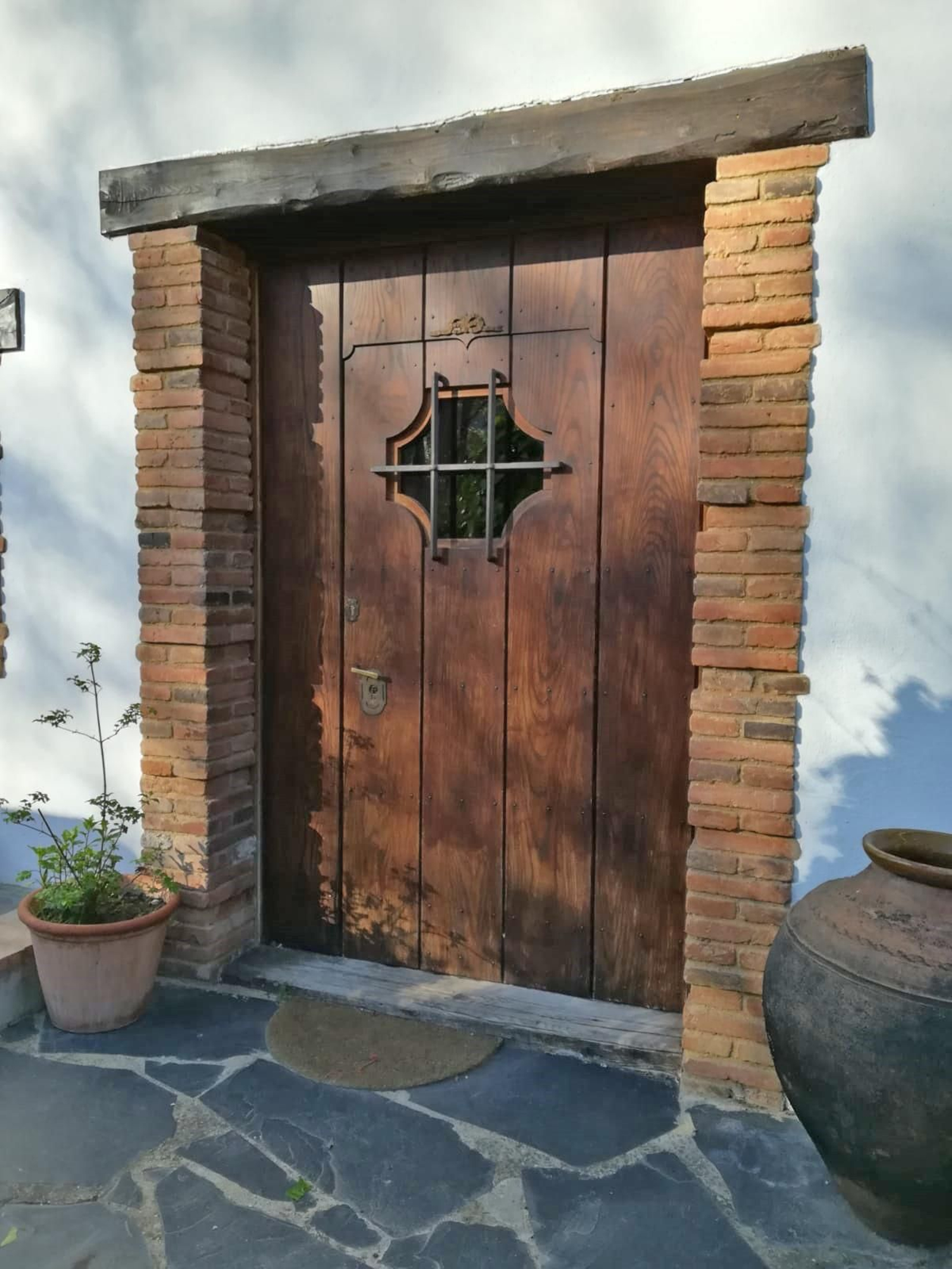 Portón de madera de castaño en Galaroza.