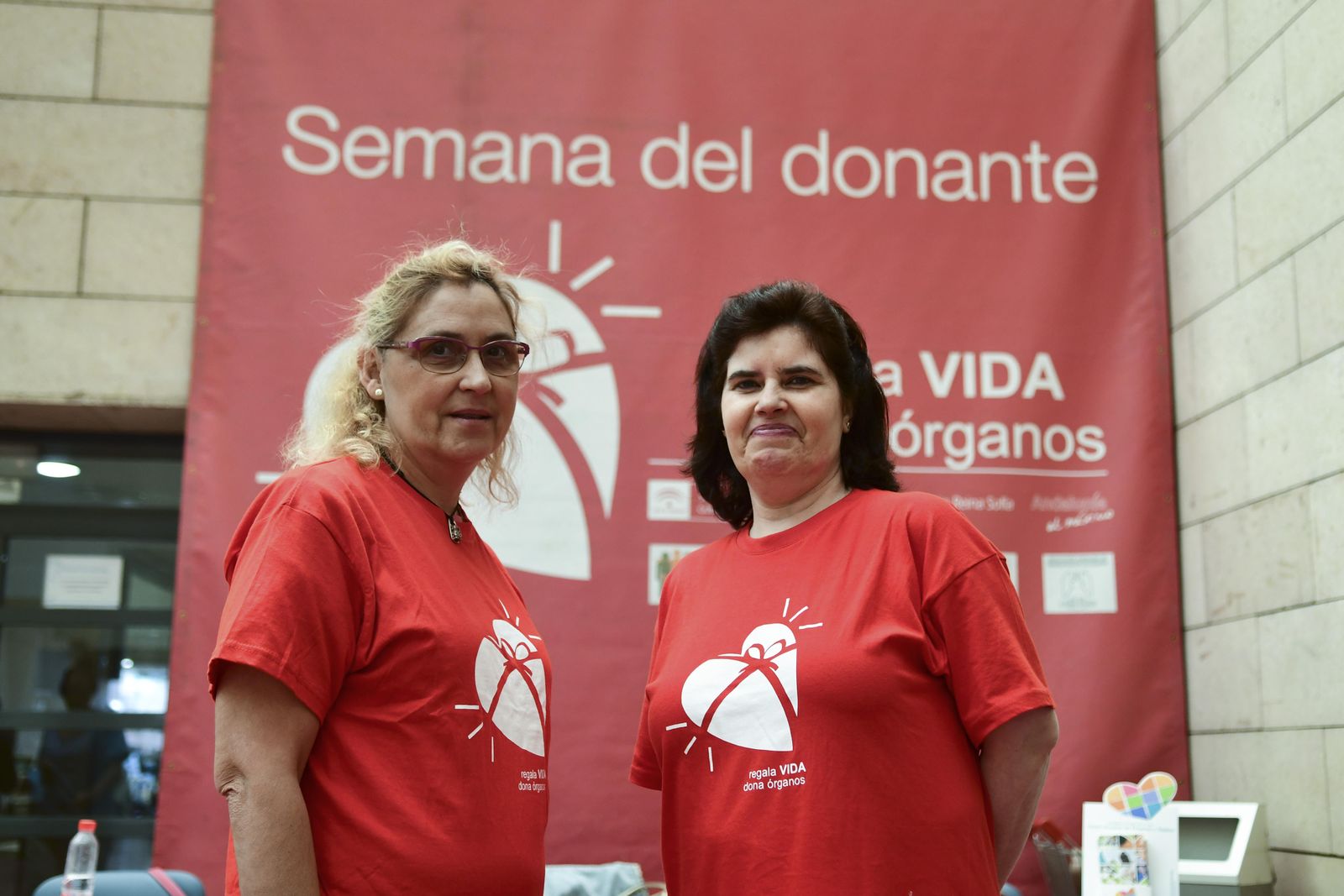 Isidora Perales y María Jesús Castillo, en la mesa informativa de trasplantados de riñón.