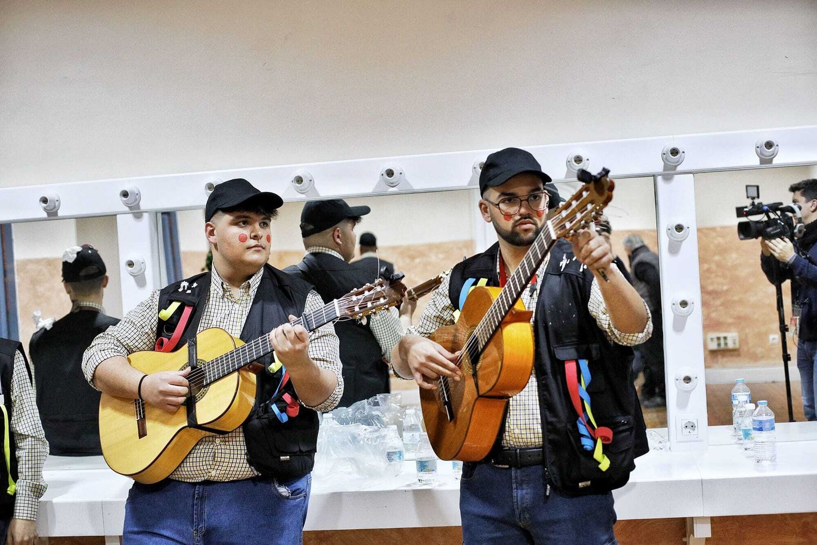 Chirigota 'El que la sigue la consigue' en camerinos.