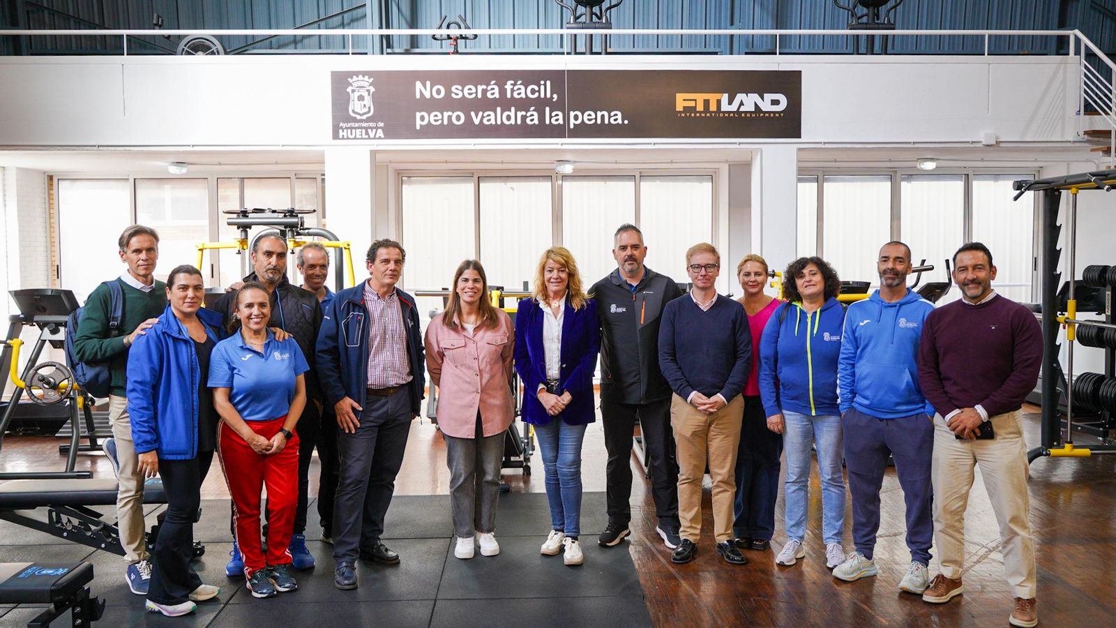 María de la O Rubio, Pilar Miranda y Alfonso Castro en la visita al Polideportivo Municipal Andrés Estrada.