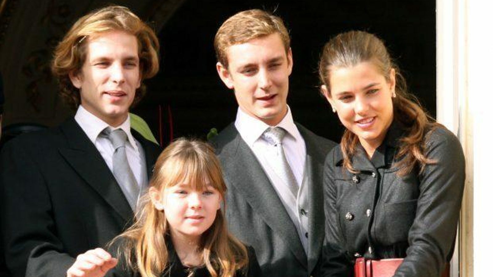 De pequeña, con sus hermanos por parte de madre: Andrea, Pierre y Carlota.