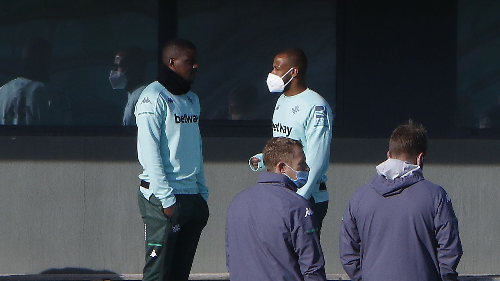 William Carvalho dialoga con Sidnei.