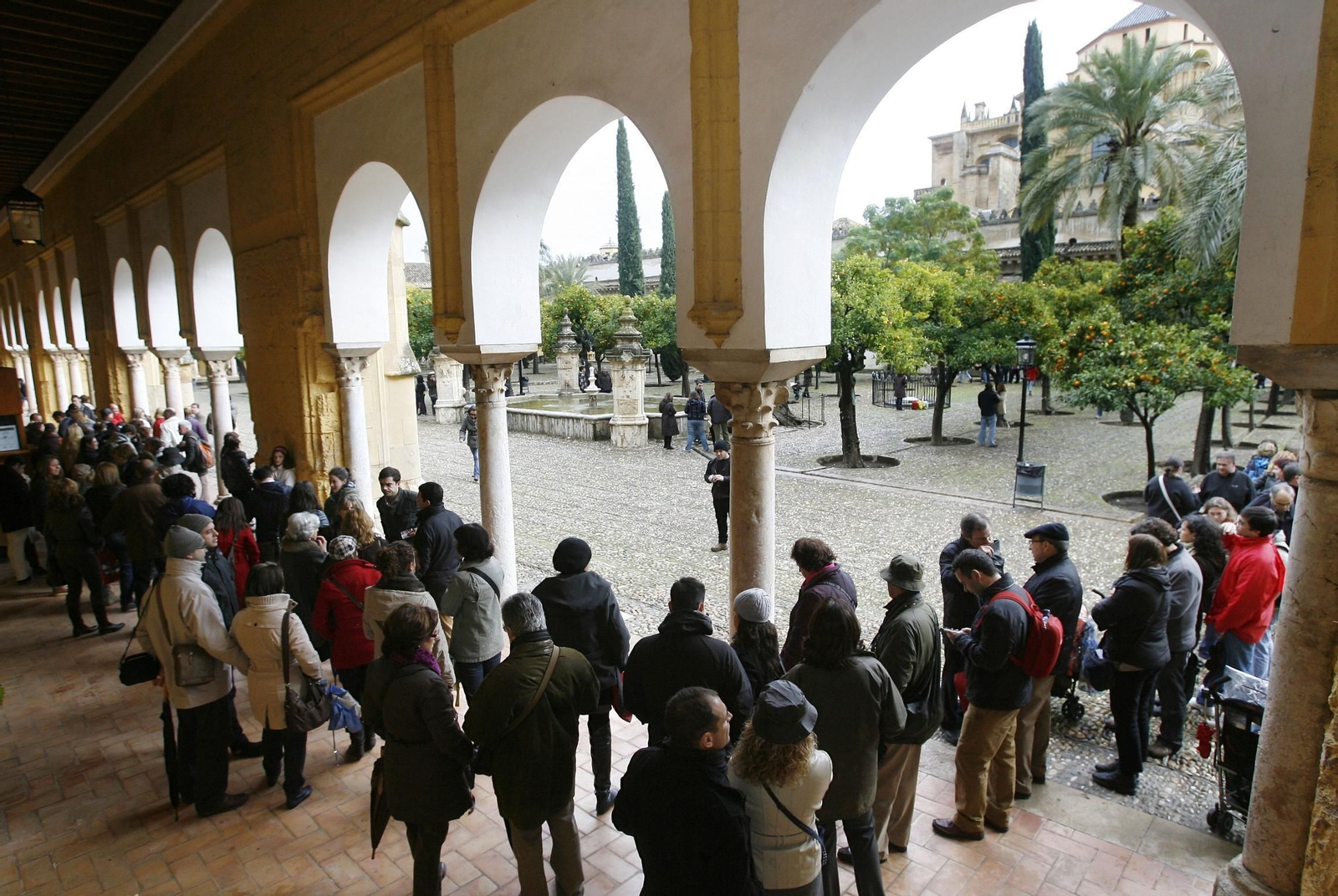 Turistas a la espera de su entrada en la Mezquita-Catedral.