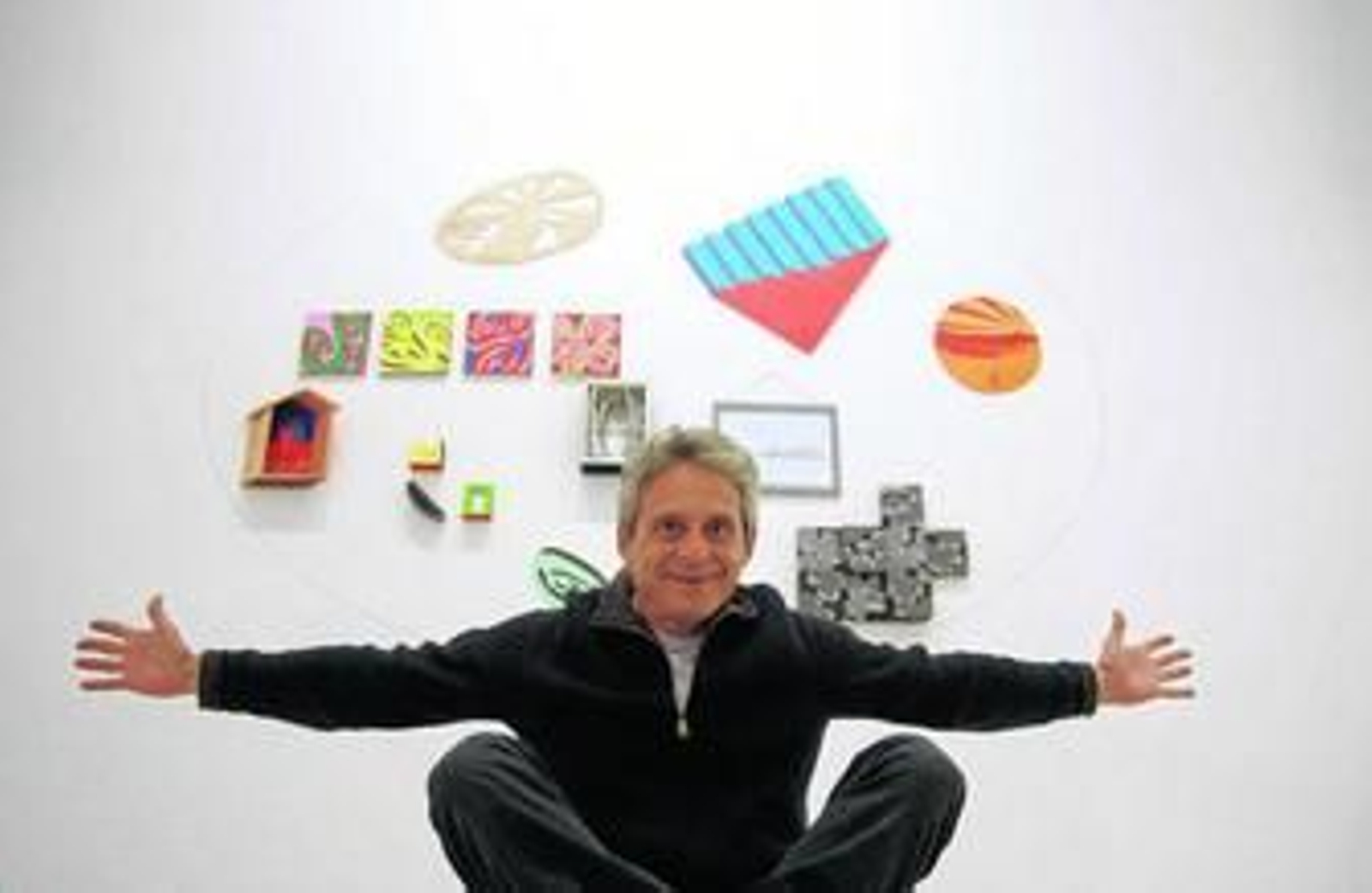 Patricio Cabrera, ante el conjunto de piezas que da título a su nueva exposición en la galería Rafael Ortiz.