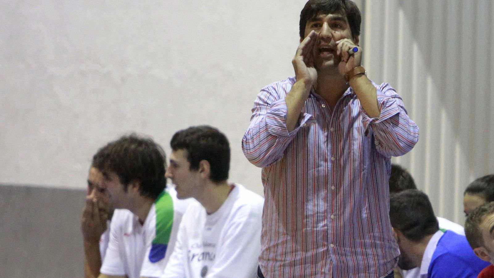 Pablo Pin se dirige a sus jugadores en el primer partido de la historia como local del Fundación CB Granada.