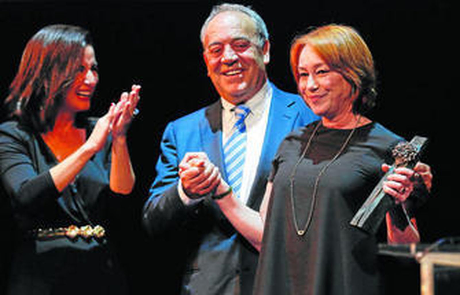 Gracia Querejeta, junto a los actores Tito Valverde y Belén López, ayer, en el Cervantes, tras recoger el Premio Retrospectiva.