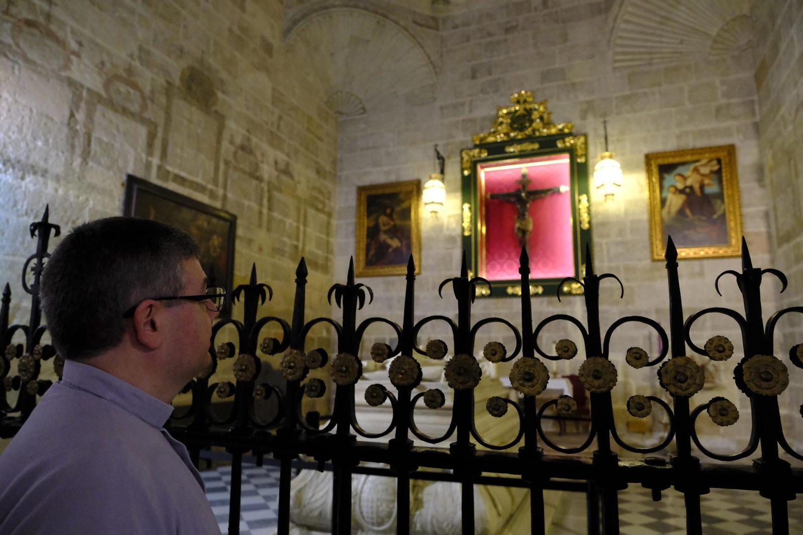 Francisco contempla al Cristo del Escucha en su capilla en el interior de la Catedral.