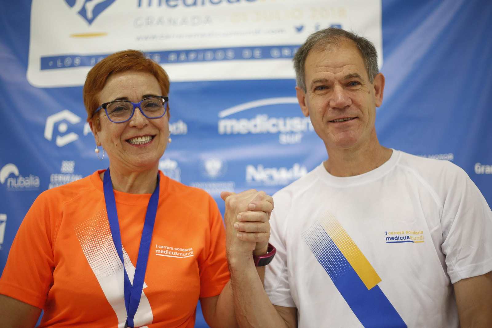 La presidenta de Medicus Mundi Andalucía, África Caño, acompañada del que fue dos veces camepéon del mundo de Maratón, Abel Antón.