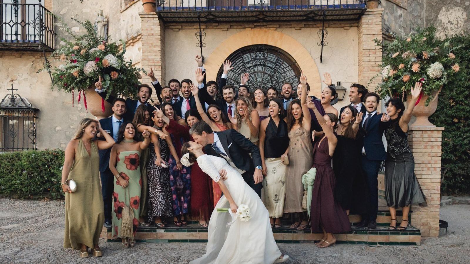 Ángel Plaza Selma y María González Rodríguez, con un grupo de invitados durante la celebración en la Finca Las Quinientas, en Jerez de la Frontera.