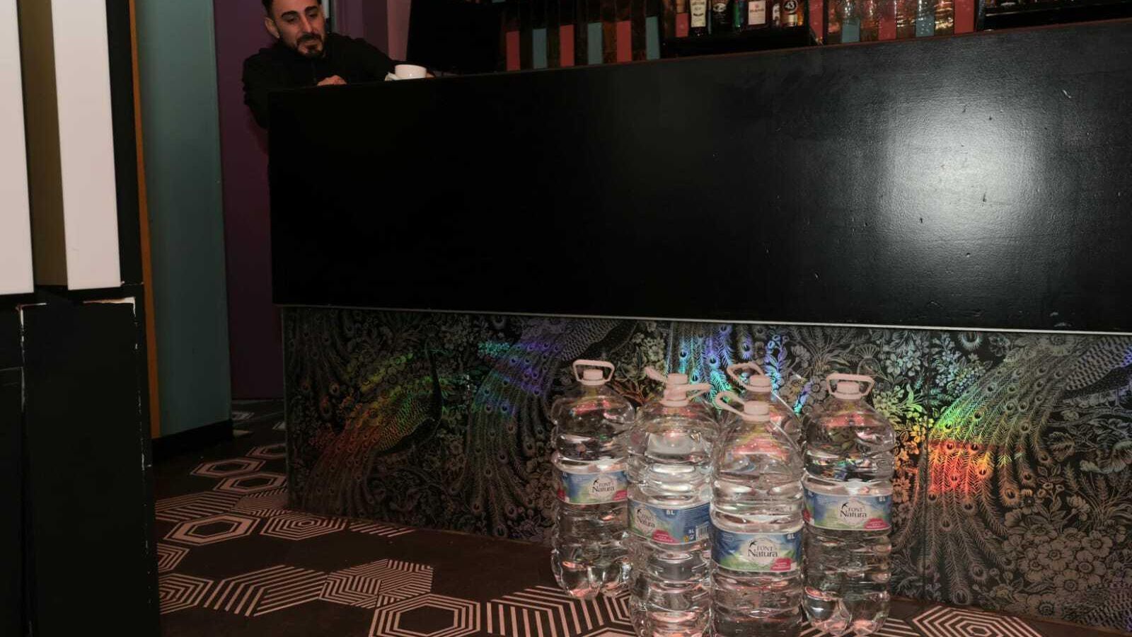 Garrafas de agua acumuladas ante la barra de la licorería 'Marieta', este miércoles.