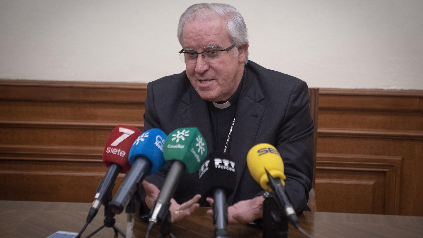 El arzobispo durante la rueda de prensa.