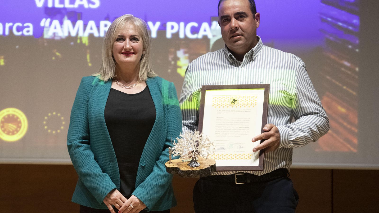 Celia Santiago junto al segundo premiado Antonio Rafael Serrano.