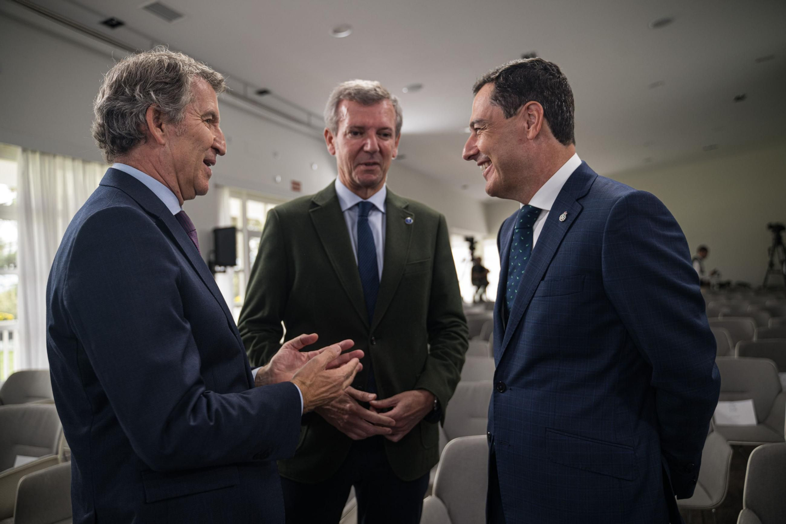 Juanma Moreno, Alfonso Rueda y Núñez Feijóo, el pasado viernes en La Toja.