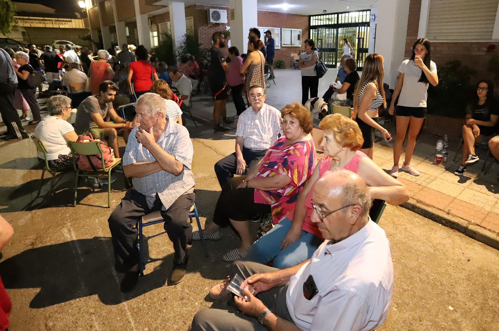 Imágenes de los evacuados de  Almonaster acogidos en Cortegana por el incendio