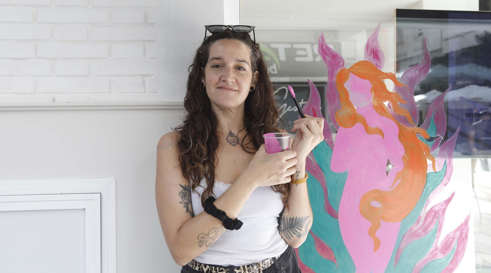 Artistas locales apelan a romper el estigma del SIDA con obras en escaparates
