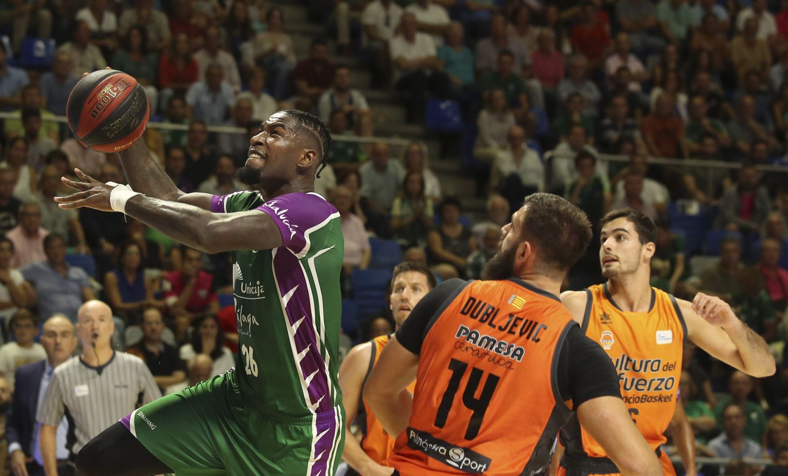 Mathias Lessort anota frente a Bojan Dubljevic.