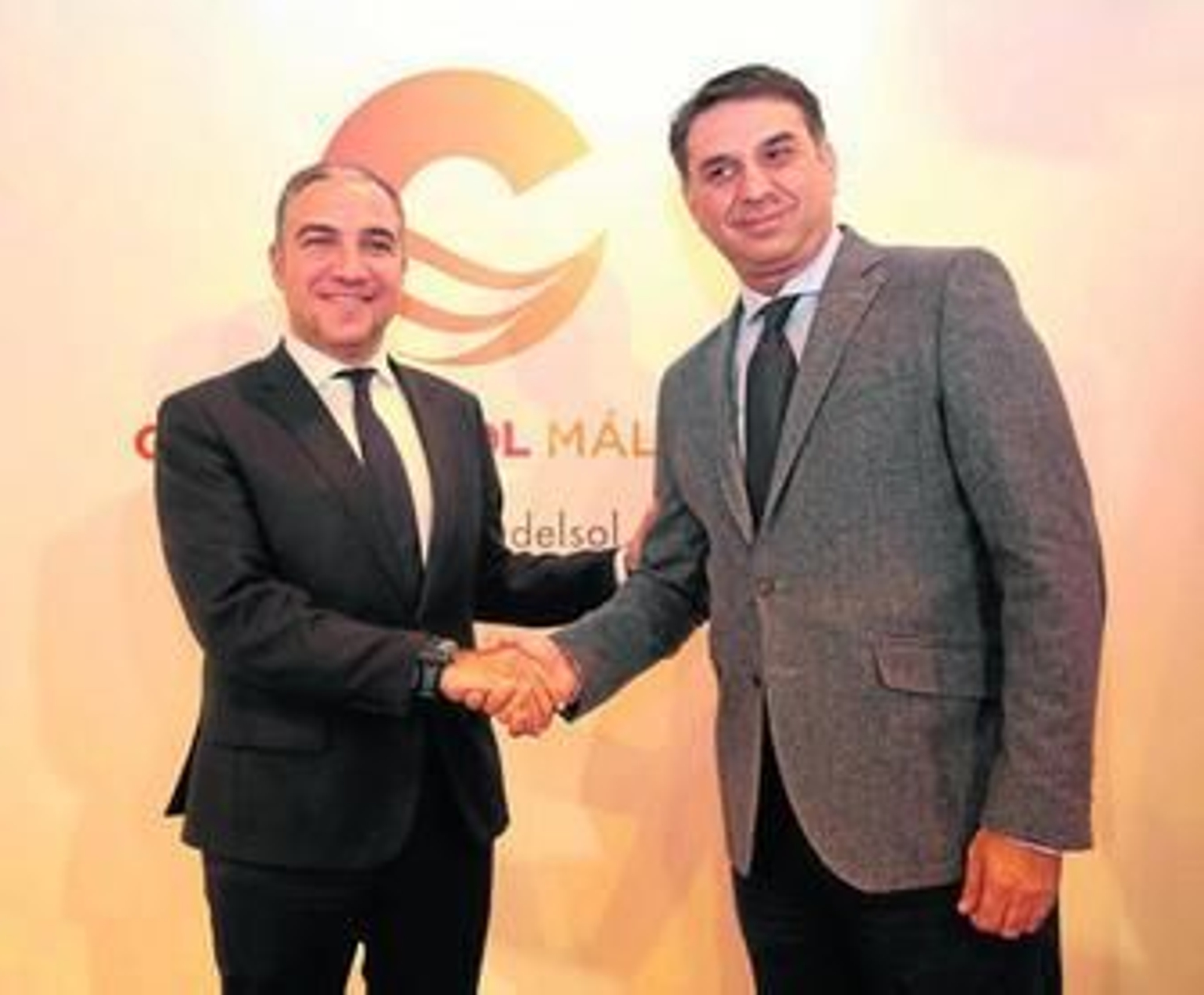 Bendodo y Fernández, ayer, se dan la mano en Fitur.