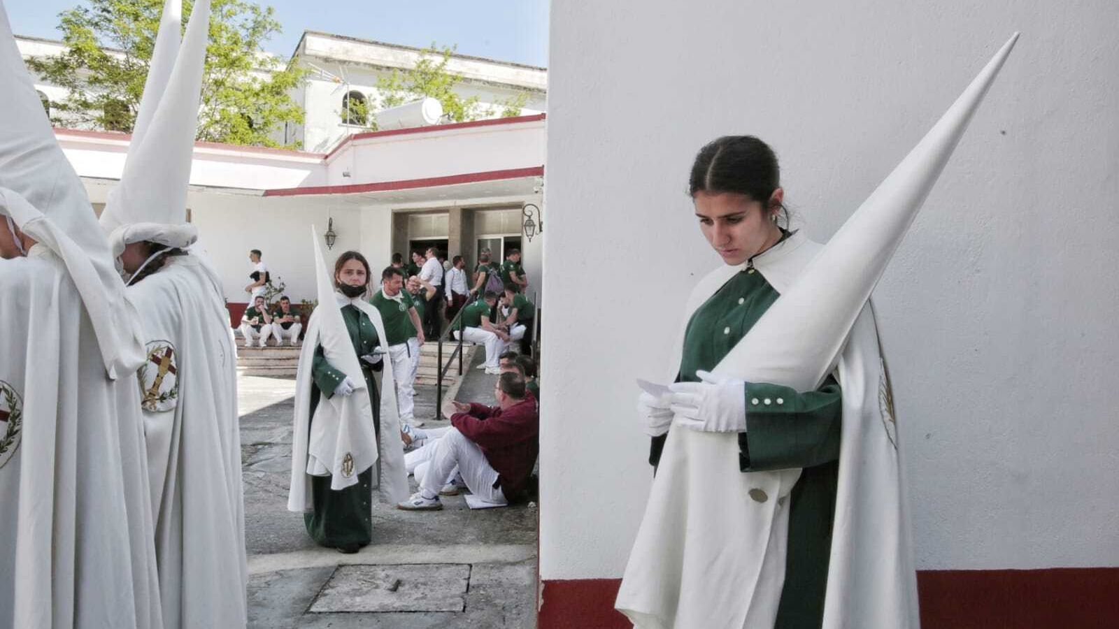 Una penitente de Oración en el Huerto, antes de la salida procesional.