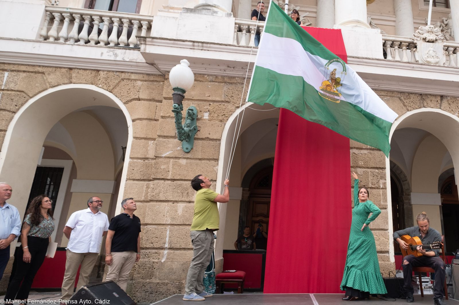 El alcalde José María González iza la bandera andaluza.