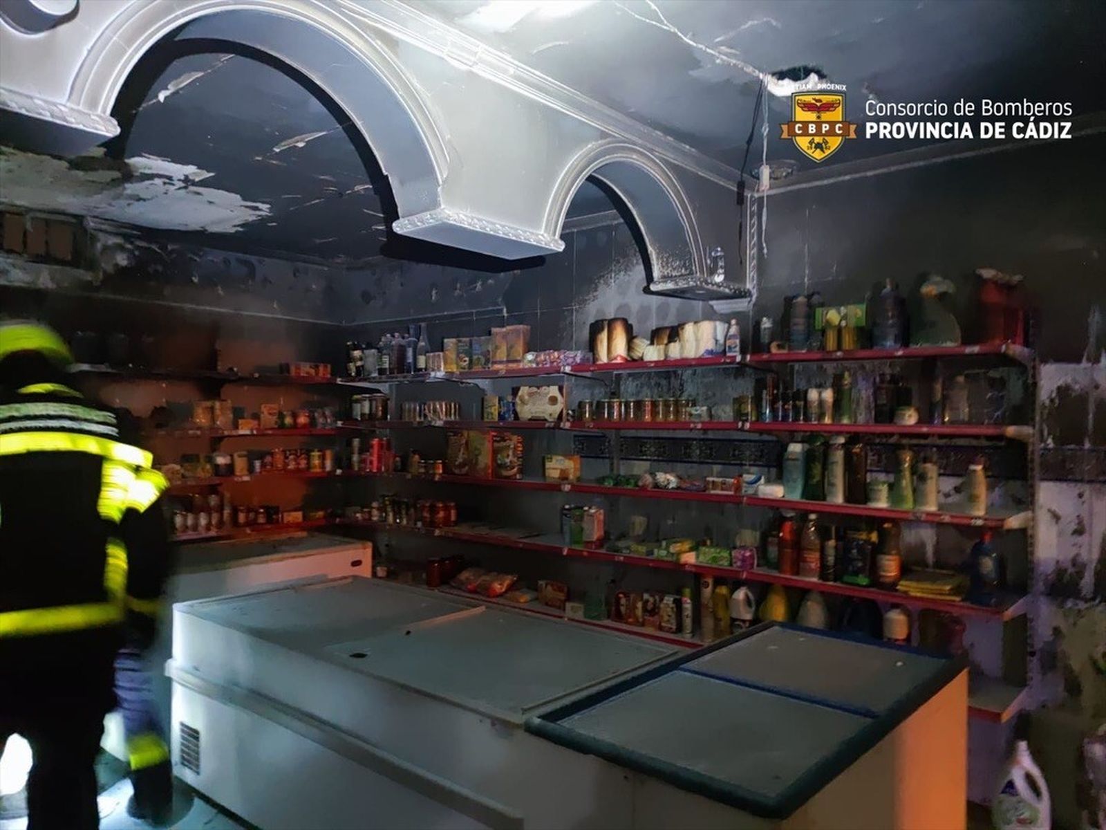 Imagen de la frutería calcinada en San Telmo, Jerez