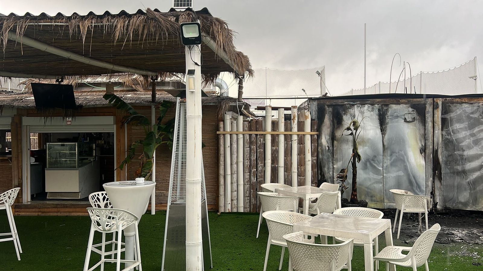 Al fondo a la derecha, el almacen exterior calcinado en el incendio.