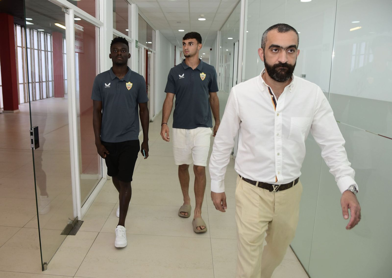 Mohamed El Assy flanquea a Baba y Pubill antes de la presentación de ambos