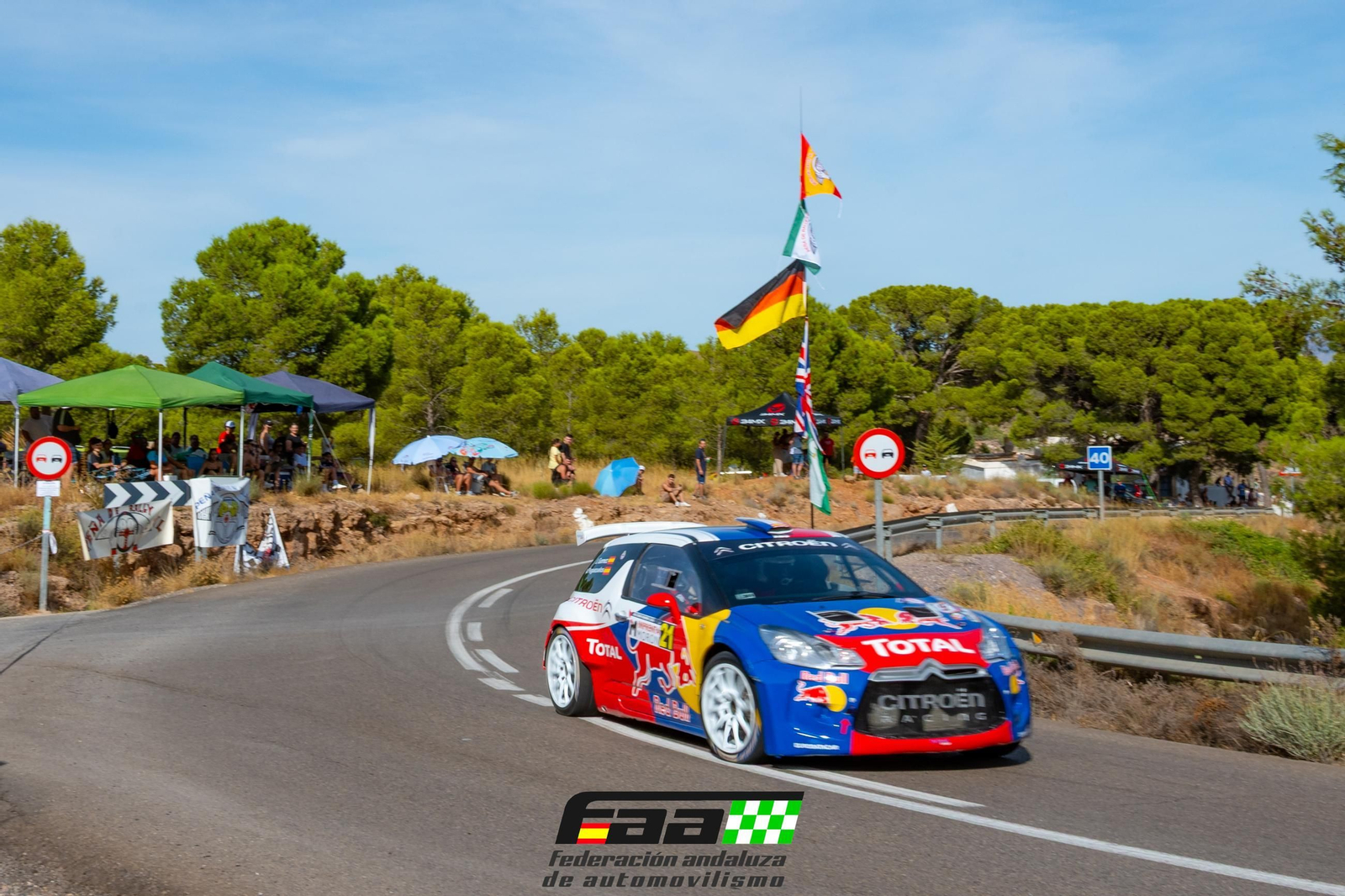 Uno de los vehículos participantes en el Rallycrono Indamóvil Ciudad de Enix a su paso por uno de los tramos del circuito.