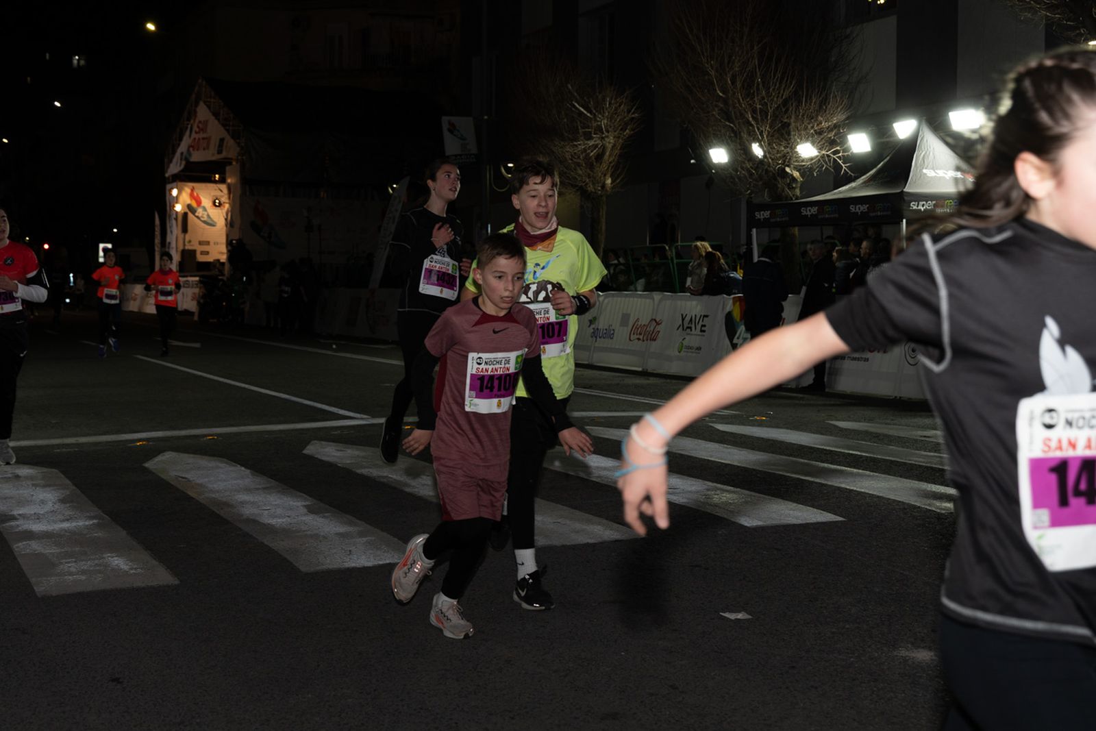 En imágenes: 2.000 atletas brillan con luz propia en la infantil de la Carrera de San Antón 2026