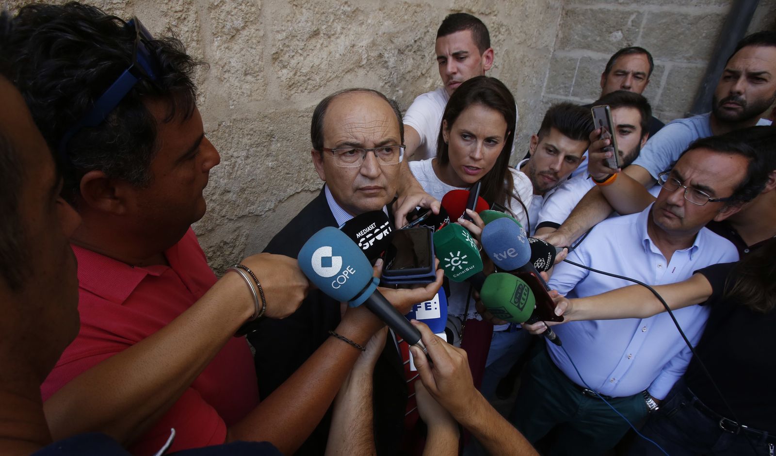 Tradicional ofrenda floral del Sevilla FC a la Virgen de los Reyes