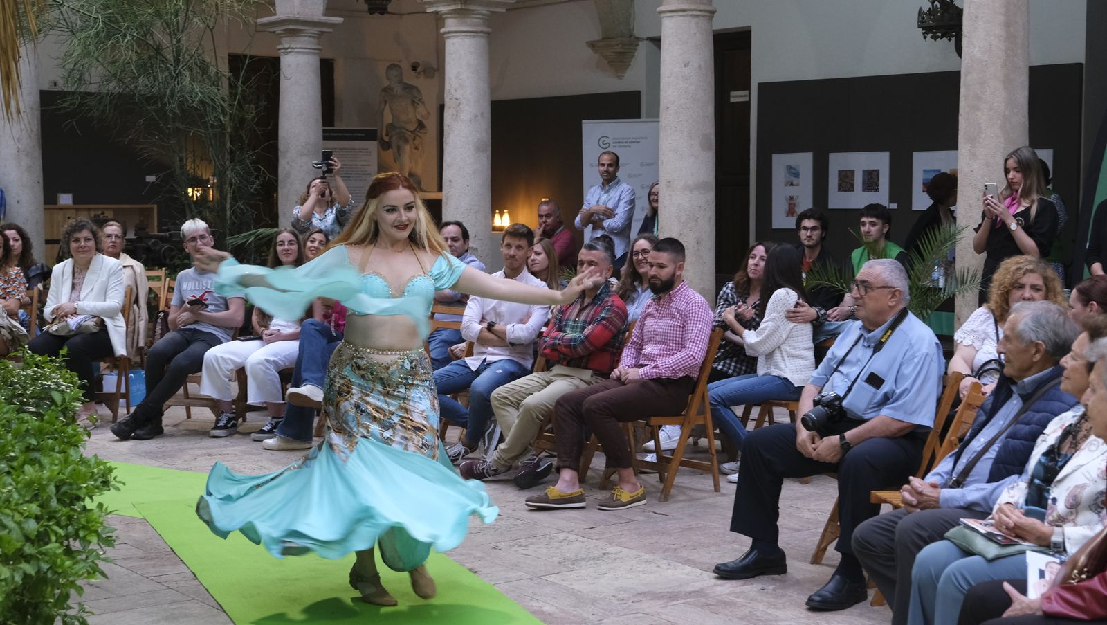 Imágenes del desfile benéfico contra el cáncer, en la Escuela de Artes de Almería