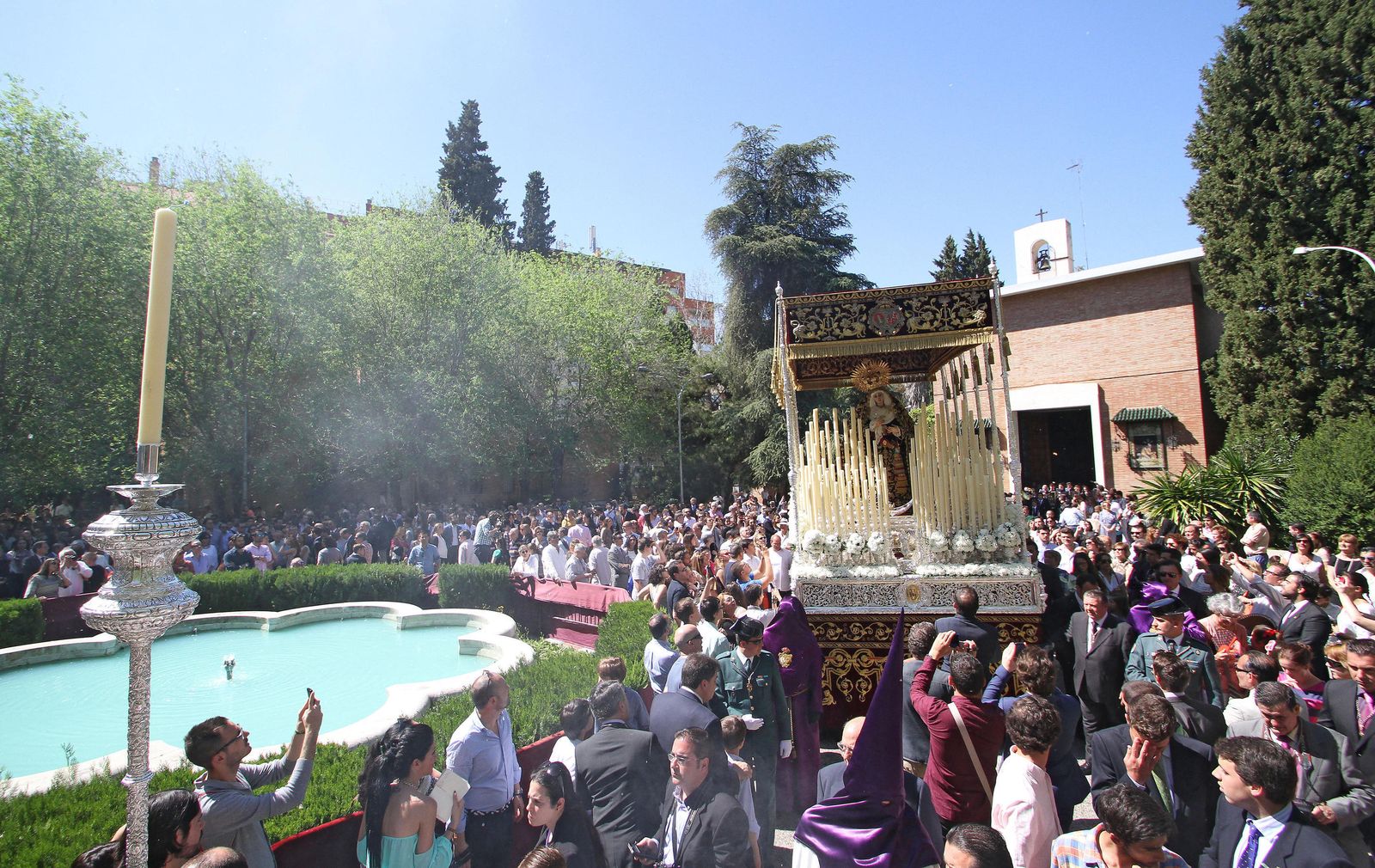 La Virgen de la Victoria tras salir de su capilla.