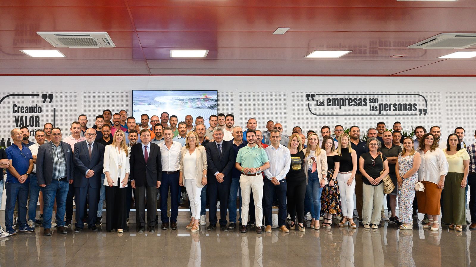 Foto de familia de los miembros de Biosabor con el ministro Luis Planas.