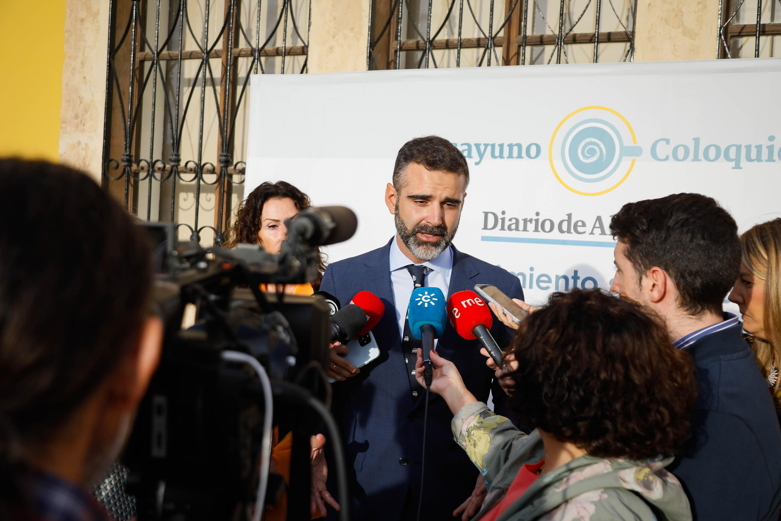 Imágenes del desayuno informativo