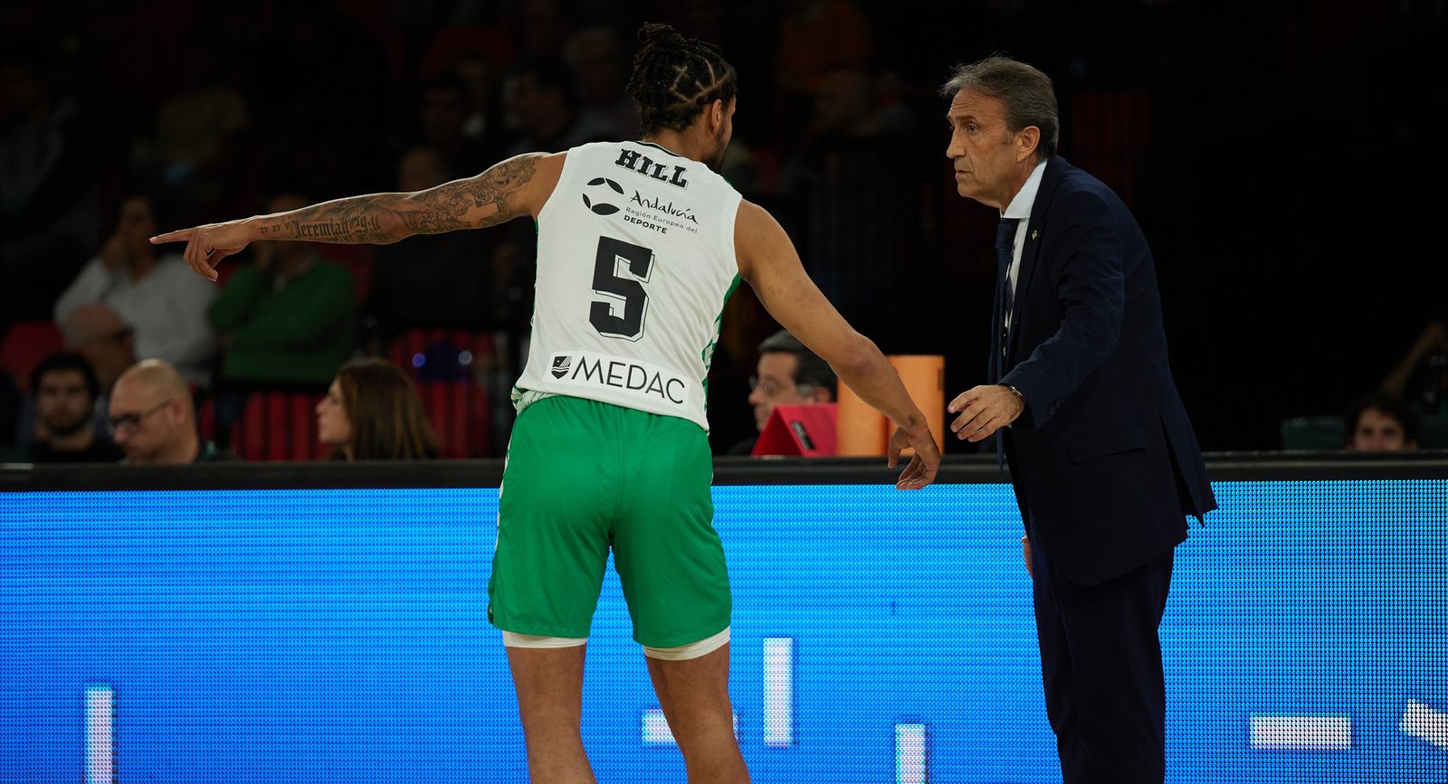 Casimiro conversa con Hill durante el partido.