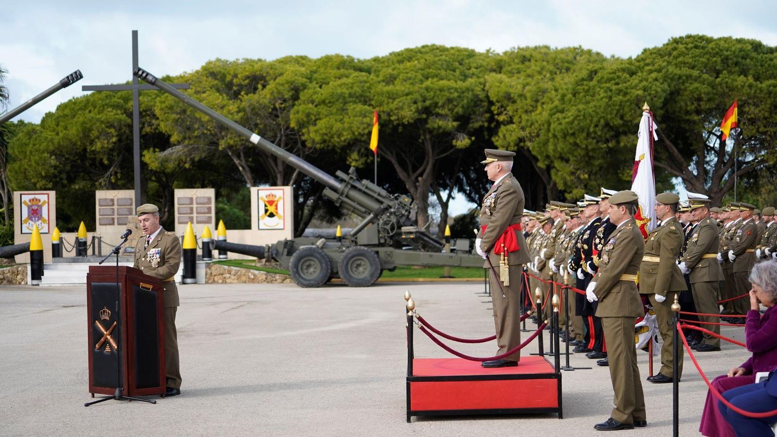 El RACTA-4 de Camposoto, en San Fernando, celebra la festividad de Santa Bárbara, patrona de la artillería