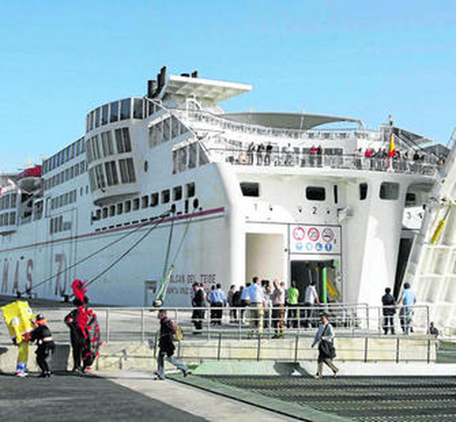 Huelva compite con Cádiz en el tráfico de pasajeros y carga con Canarias a bordo del buque 'Volcán del Teide'