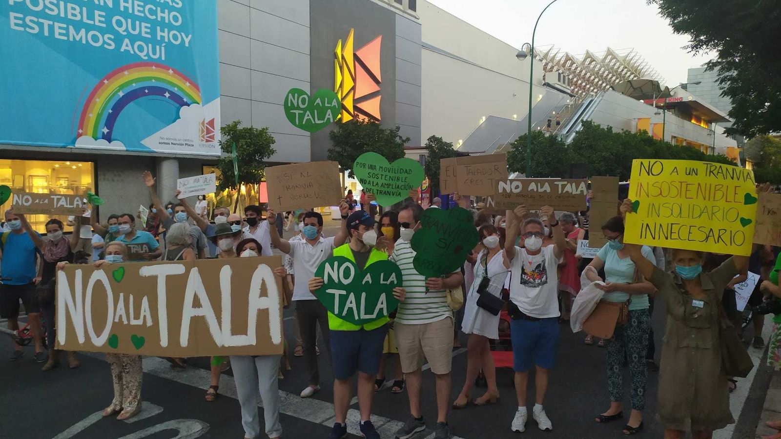 El final de la manifestación contra la tala de árboles por el tranvía el 24 de junio junto al Nervión Plaza.
